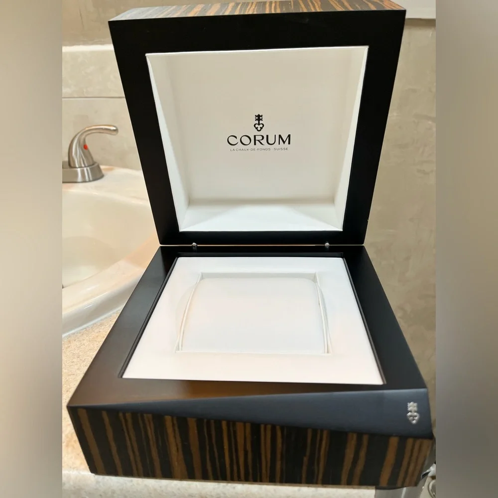 Corum Box - Picture 1 of 2
